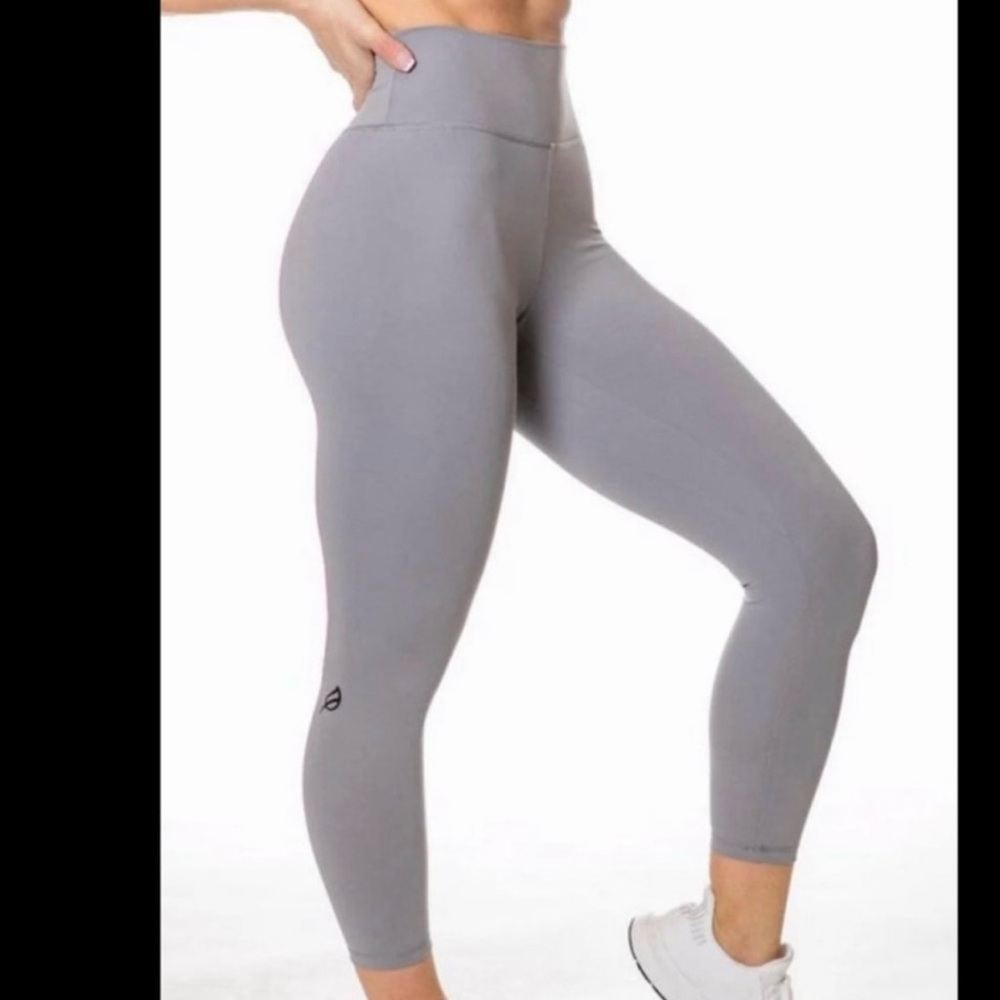 Ptula Taylor Stay True Legging in Cliud Grey
